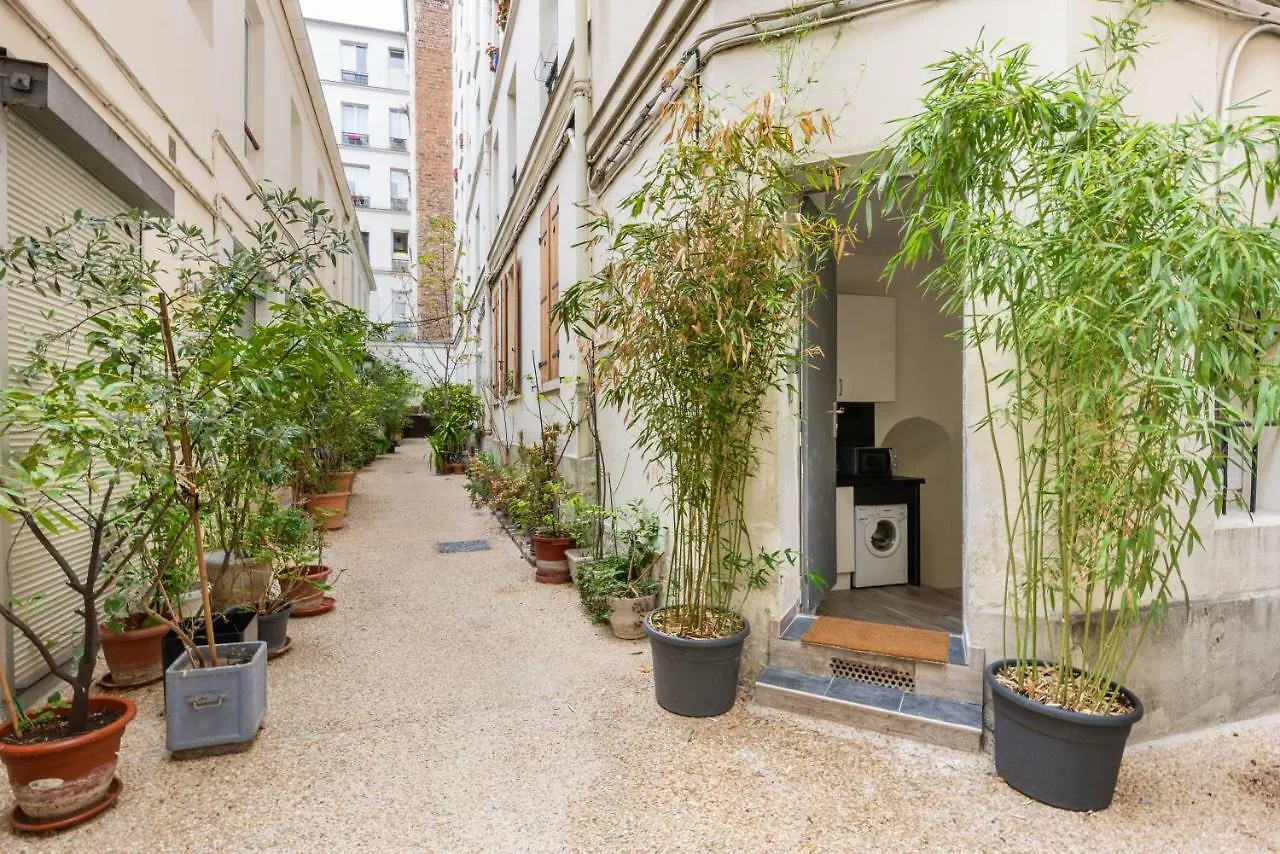 Elegant And Cosy 2/3 - Heart Of Paris